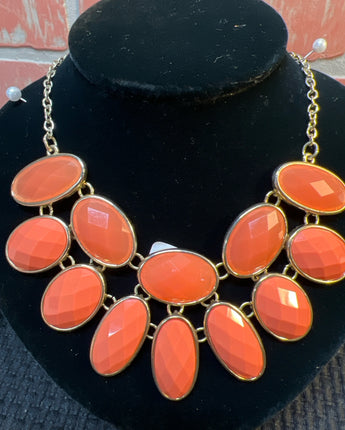 NECKLACE GOLD WITH 12 ORANGE CHABOCHON FACET STONES