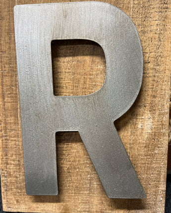 WOOD SIGN WITH LETTER "R" AND ROPE HANGER