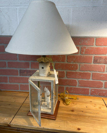 COLONIAL LAMP CREAM DISTRESSED ON SQUARE MAPLE WOOD BASE