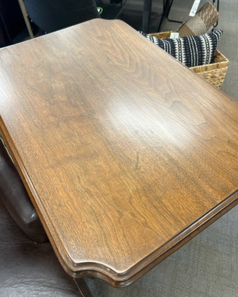 WALNUT STAINED LIBRARY TABLE W/DECORATIVE LEGS