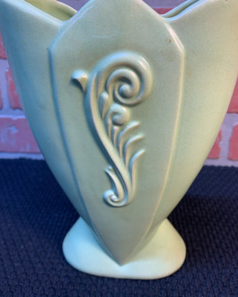 VINTAGE LIME GREEN CIRCU 1930'S TULIP SHAPE VASE 8"X3"X5.5"