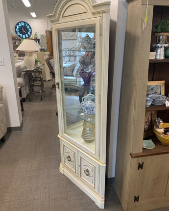 CORNER CABINET, WHITE, CREAM, AND GOLD, 3 GLASS SHELVES W/ LIGHT    KB