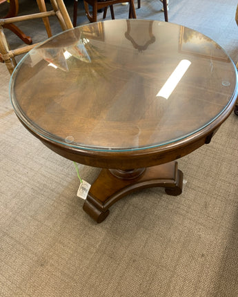 END TABLE ROUND DARK WOOD  WITH PEDESTAL AND GLASS PIECE FOR TOP