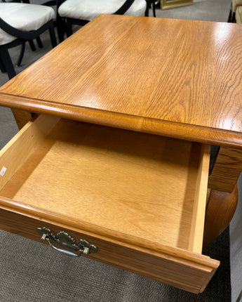 SOLID LIGHT OAK END TABLE W/QUEEN ANNE LEGS & SINGLE DRAWER