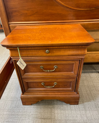 LEXINGTON, NIGHT STAND, DARK WOOD, 1 NARROW DRAWER, 2 RE. DRAWERS