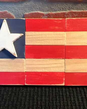 WOOD AMERICAN FLAG WITH WHITE STAR