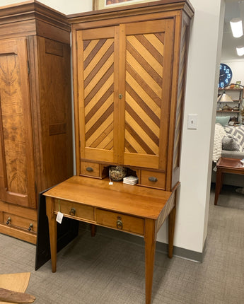 CHERRY/ MAPLE, DESK w/ HUTCH, 2 DOORS, 1 DRAWER, 2 SM DRAWERS (2 TONE/ STRIPES)