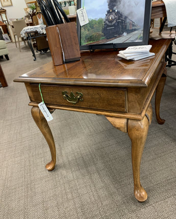 CHERRY WOOD, END TABLE, QUEEN ANN LEGS w/ ONE DRAWER