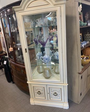 CORNER CABINET, WHITE, CREAM, AND GOLD, 3 GLASS SHELVES W/ LIGHT    KB