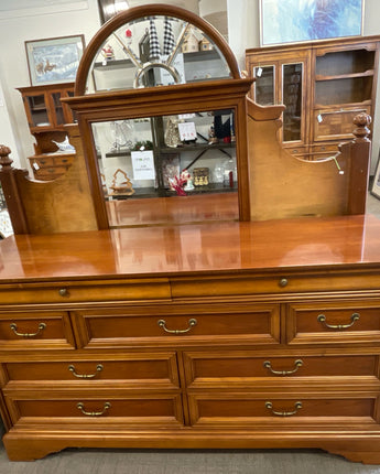 LEXINGTON, DRESSER w/ ARCHED MIRROR,7 DRAWERS, 2 NARROW TOP DRAWER GOLD HARDWARE