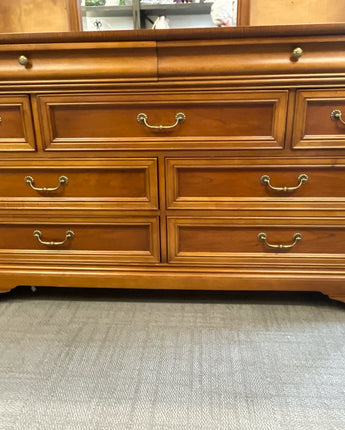 LEXINGTON, DRESSER w/ ARCHED MIRROR,7 DRAWERS, 2 NARROW TOP DRAWER GOLD HARDWARE