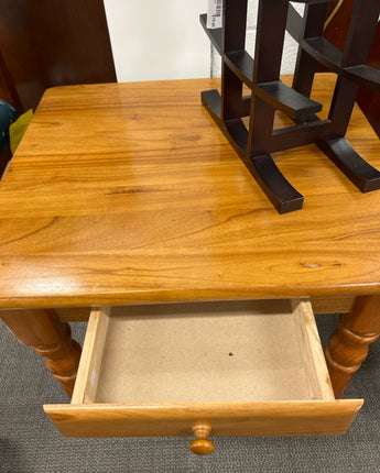 SOLID OAK END TABLE W/SINGLE DRAWER