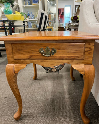 SOLID LIGHT OAK END TABLE W/QUEEN ANNE LEGS & SINGLE DRAWER