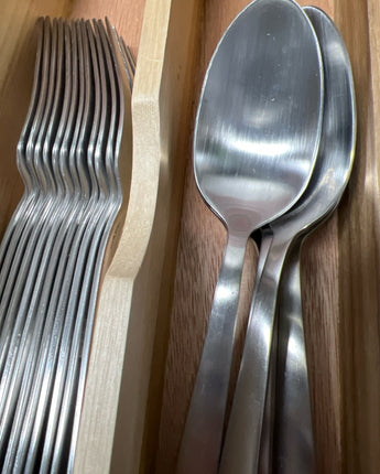 ONEIDA 60 PIECE STAINLESS FLATWARE WITH WOOD HOLDER