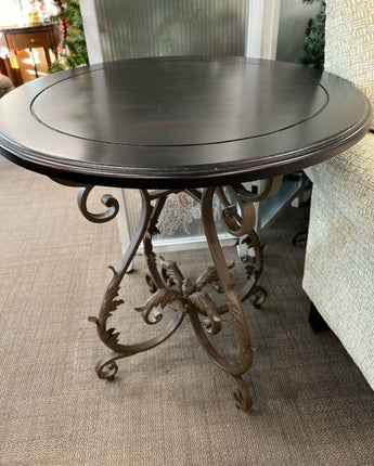 ROUND ACCENT TABLE W/BLACK TOP & METAL ORNATE LEGS