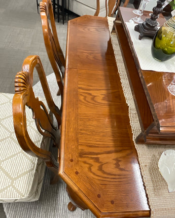 DINING TABLE, SOLID OAK, QUEEN ANN LEGS, 6 CHAIRS w/ CREAM FABRIC