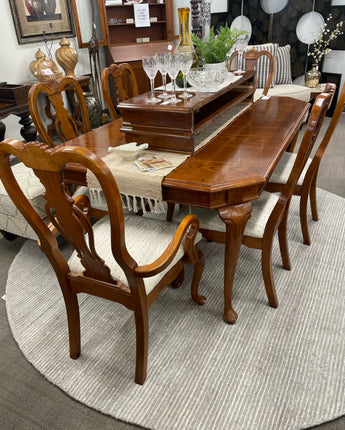 DINING TABLE, SOLID OAK, QUEEN ANN LEGS, 6 CHAIRS w/ CREAM FABRIC