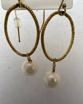 EARRINGS TEXTURED OVAL GOLD HOOPS WITH PEARL DANGLES