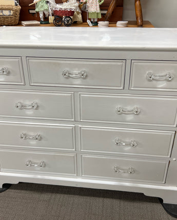 WHITE WOOD DRESSER W/6 DRAWERS CLEAR PULLS