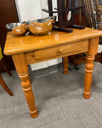 SOLID OAK END TABLE W/SINGLE DRAWER